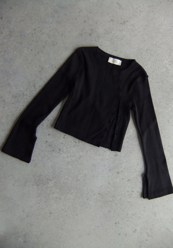 Rib top with button closure | noir